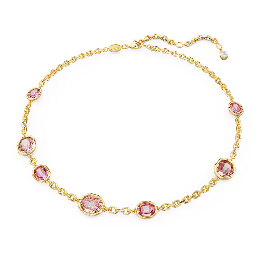 The Swarovski Imber Necklace features a gold chain embellished with seven octagon-cut pink crystals, arranged evenly to achieve an elegant and symmetrical appearance. It includes adjustable links that end with a small Swarovski Zirconia, offering a sparkling finish.