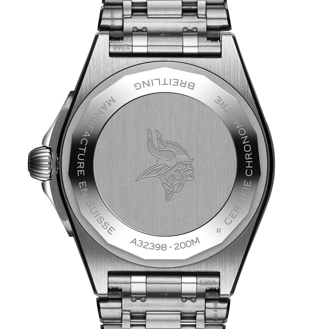 The back of the BREITLING Chronomat Automatic GMT 40 features an engraved Viking helmet and inscriptions like “BREITLING,” “MANUFACTURE EN SUISSE,” “CERTIFIE CHRONOMETRE,” and “A32398 - 200M.”.