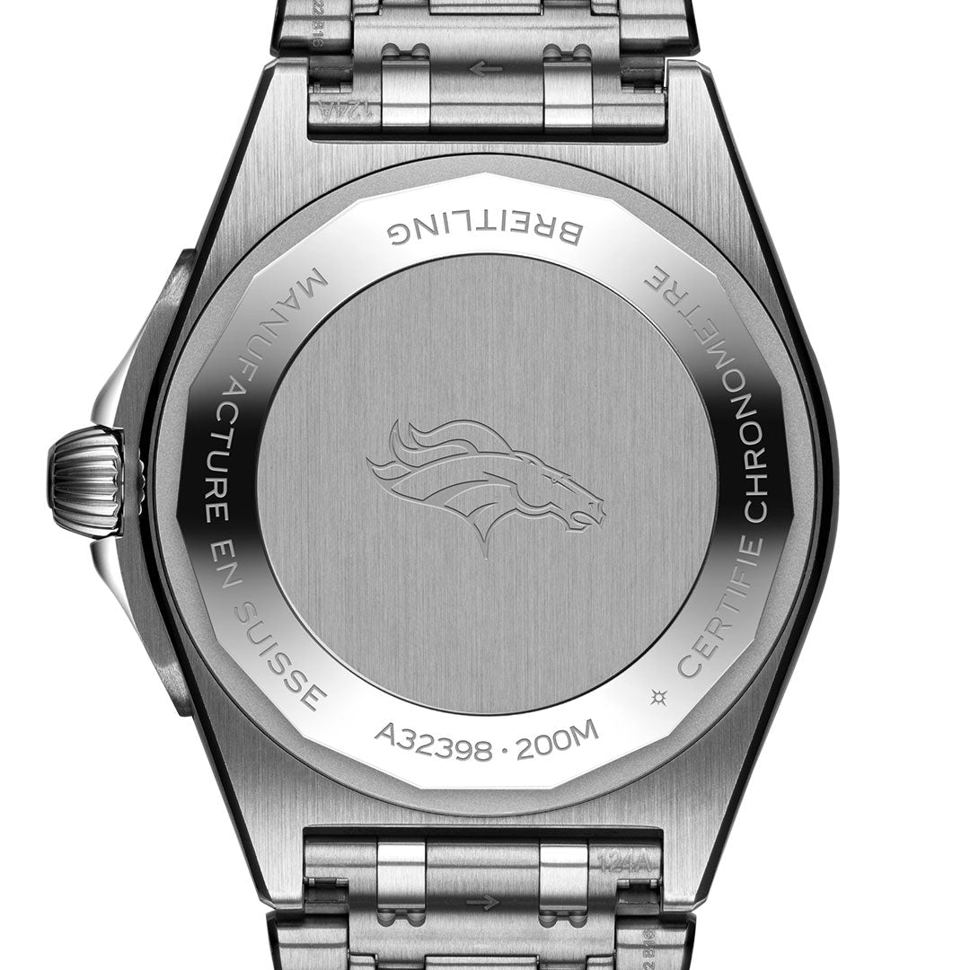 The back of the BREITLING Chronomat Automatic GMT 40 displays an engraved horse head inspired by the Denver Broncos, plus engravings: "Breitling," "Manufacture en Suisse," and "A32398.