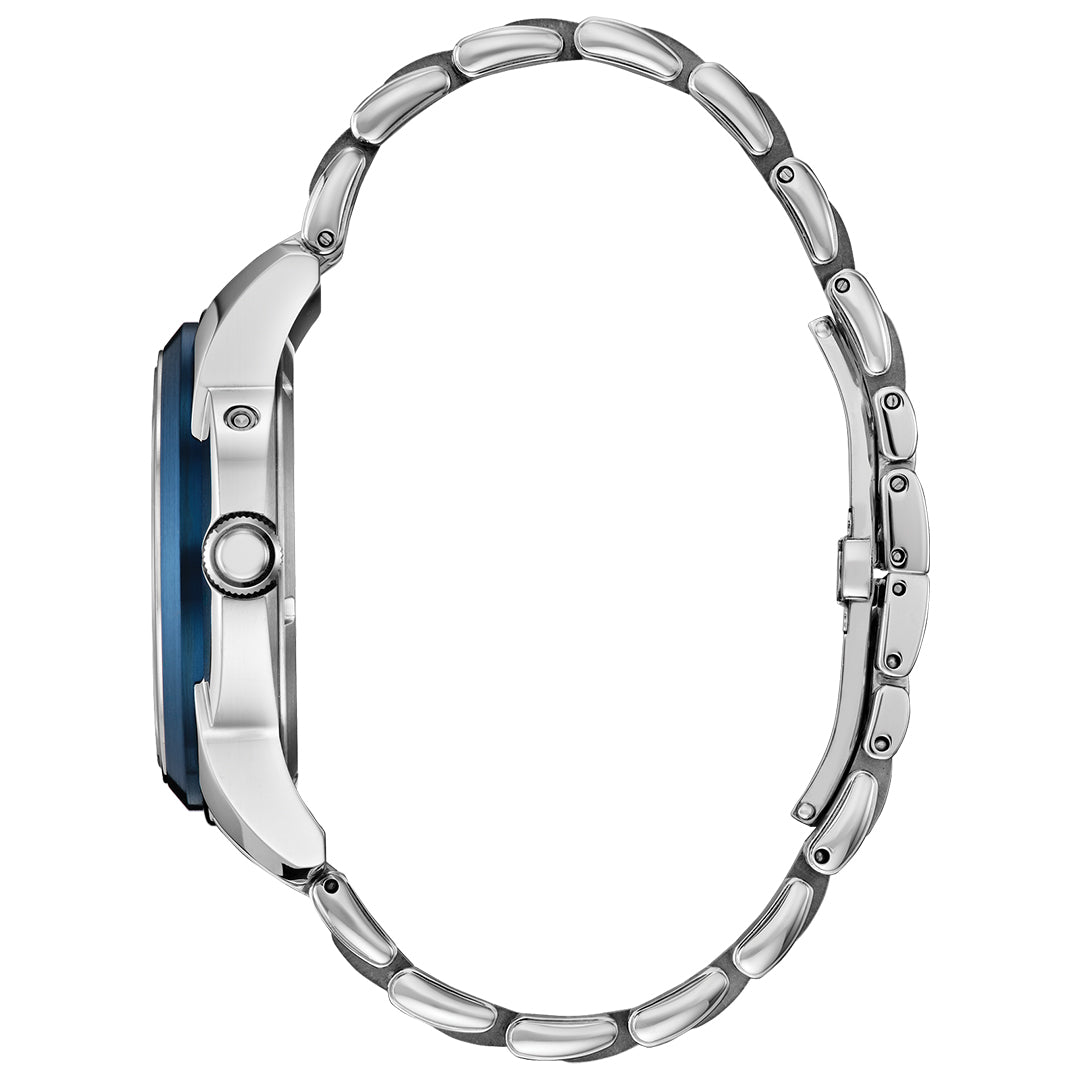 Side view of the CITIZEN Calendrier Eco-Drive 41.8mm, a sleek silver watch with Eco-Drive tech, featuring a metallic band and blue face, highlighting its profile and band link design.