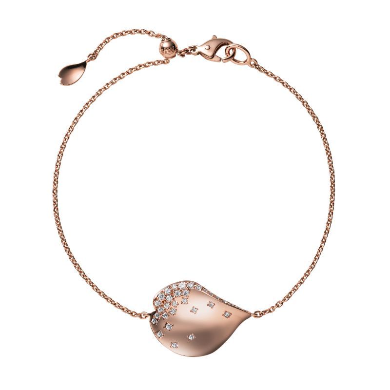 The Mikimoto Les Pétales de Ginza 18K Rose Gold Diamond Bracelet is a beautiful piece from Mikimoto, featuring a heart-shaped pendant adorned with small diamonds. Its elegant fine chain and secure lobster clasp make it suitable for any occasion.