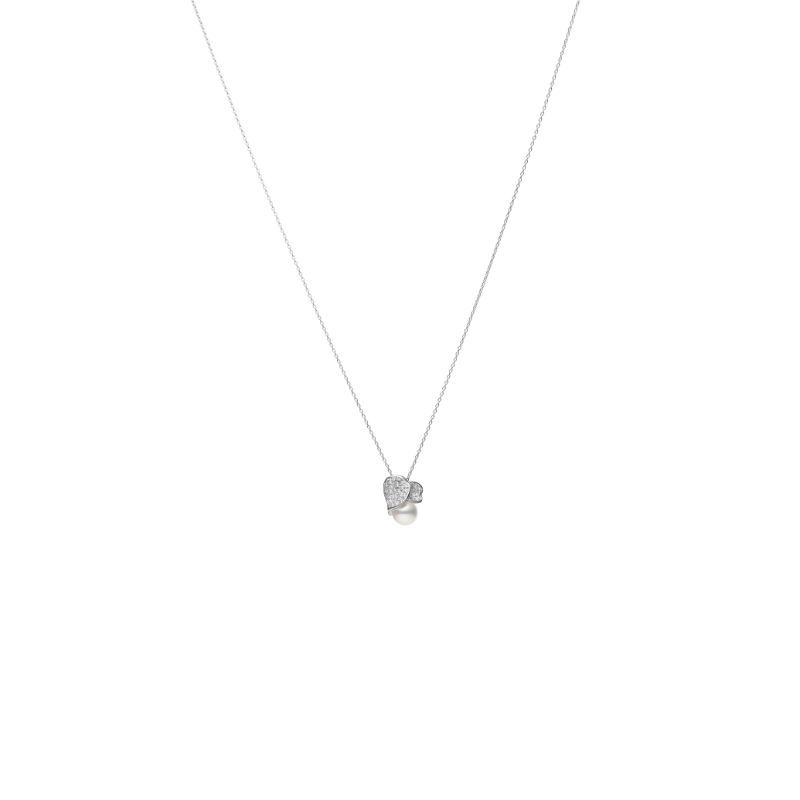 Centered on a white background, the Mikimoto Les Pétales Place Vendôme Necklace Pendant features an elegant design with an 18K white gold chain adorned with a delicate Akoya cultured pearl and accented by sparkling diamonds. This sophisticated piece from Mikimoto exudes grace and refinement.