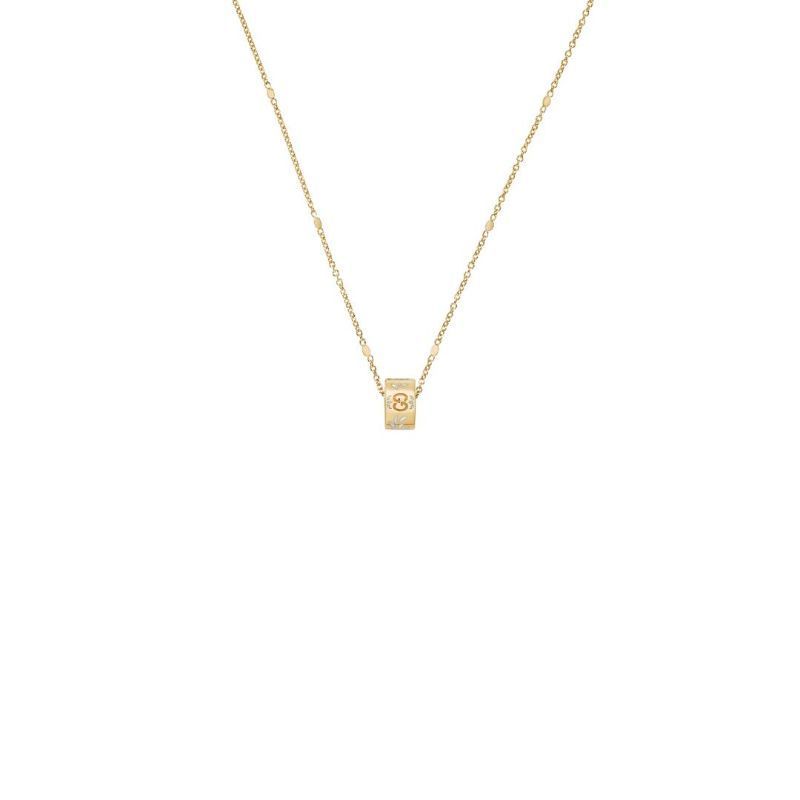 The Gucci Icon Blooms 18K Yellow Gold Necklace by GUCCI Fine Jewellery features an elegant slim, rectangular pendant adorned with white engraved enamel. The pendant is suspended gracefully from a fine chain, set against a plain white background.
