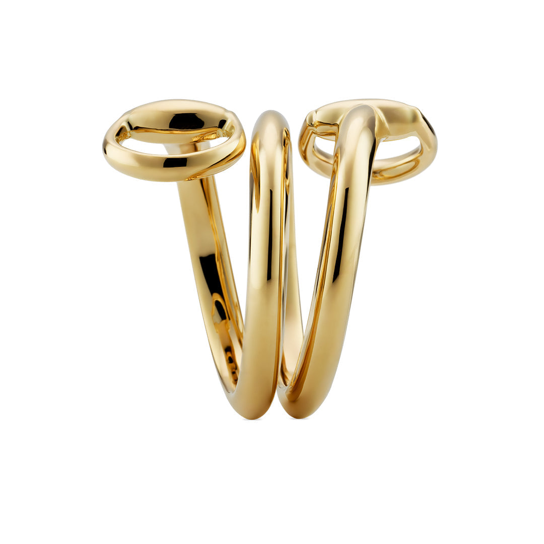The Gucci Horsebit 18K Yellow Gold Contrarie Ring by GUCCI Fine Jewellery features three thick, curved wavy bands with oval open loops in a sculptural, polished design.
