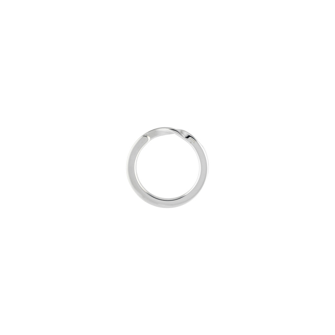 A minimalist silver keyring featuring an interlocking G design by GUCCI Fine Jewellery, showcased against a white background.