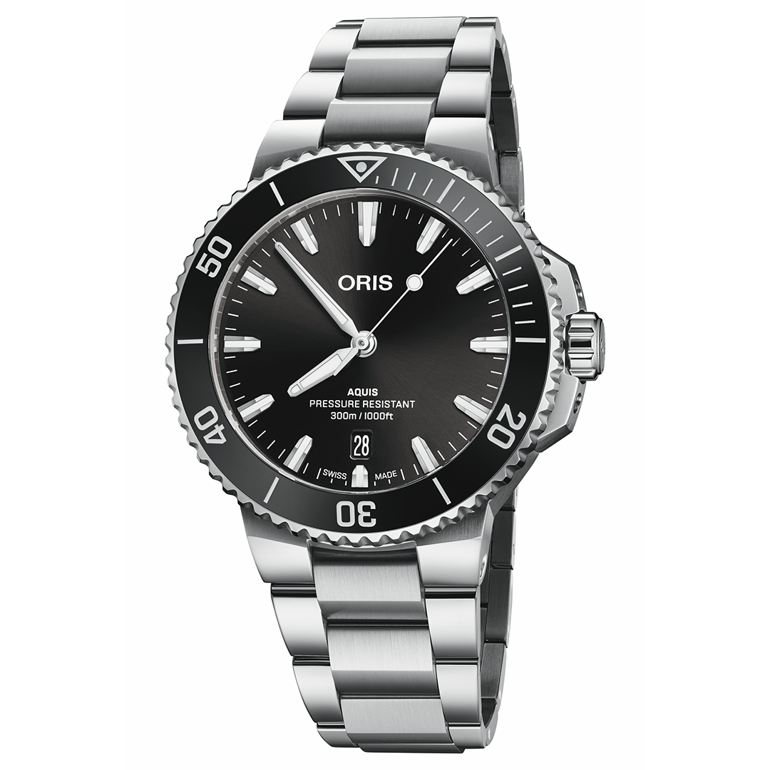ORIS Aquis Date Calibre 733-1 Automatic Winding 41.5mm Watch: A Swiss Made stainless steel dive watch with a black dial, black rotating bezel, and a date window at the six o’clock position.