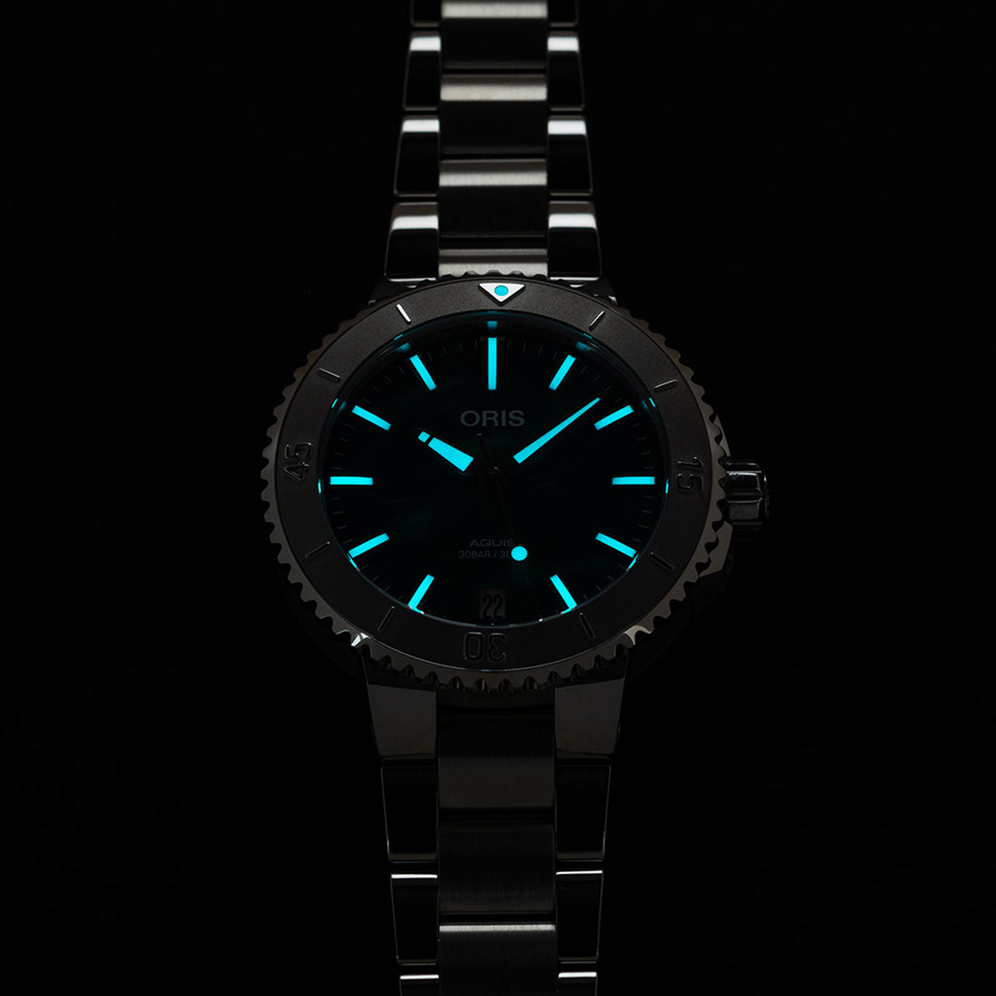 This Oris Aquis X Bracenet Automatic 36.5mm Watch by ORIS showcases a luminous dial and hands for easy visibility in the dark. Its robust bezel and stylish metal bracelet seamlessly combine elegance with functionality, making it suitable for any occasion.