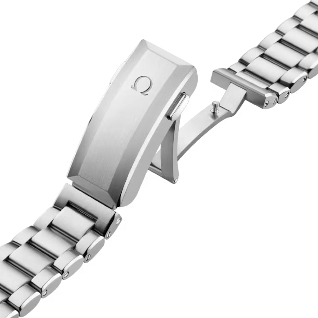 A close-up of the OMEGA Seamaster Planet Ocean 6000M Ultra Deep Co-Axial Master Chronometer 45.5mm's stainless steel bracelet shows a deployment clasp engraved with the OMEGA logo, with polished and brushed links accentuating its diving heritage.