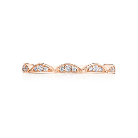 The Tacori Crescent Crown 18K Rose Gold Round Brilliant Diamond Anniversary Ring by Tacori showcases scalloped arches embellished with small diamonds, offering a design that exudes elegance and sophistication. Ideal for engagement rings, its reflective surface amplifies the gemstones' brilliance.