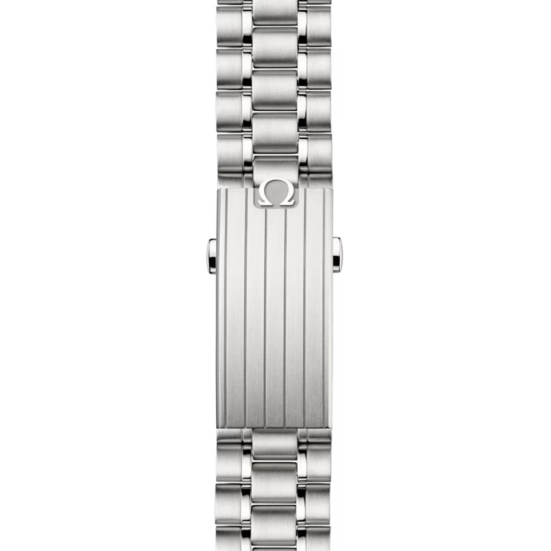 A close-up of the stainless steel bracelet and brushed clasp with the OMEGA logo, from the OMEGA Speedmaster Moonwatch Professional Co-Axial Master Chronometer Chronograph 42mm, shows vertical grooves and polished links on both sides.