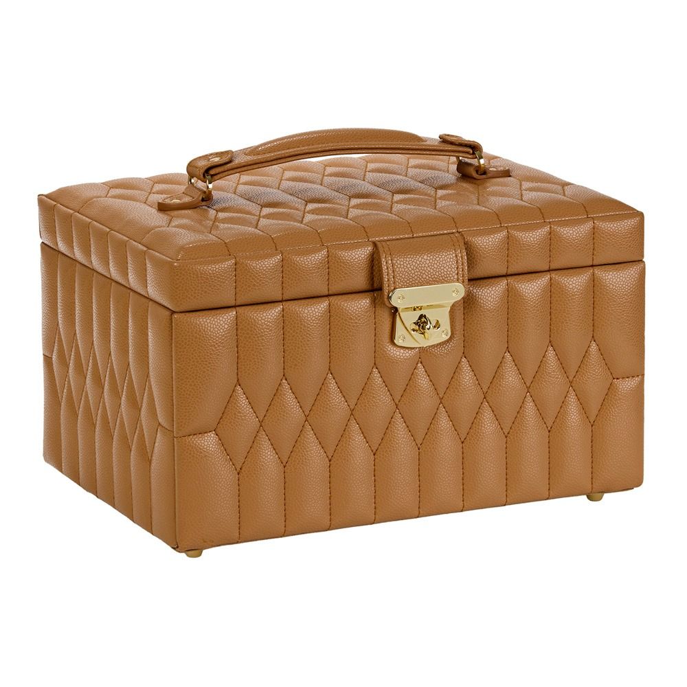 Crafted by WOLF, the WOLF 1834 Lauren Med Jewellery Box Carmel is a quilted brown leather jewelry case featuring a top handle, a sleek gold clasp on the front, and small metal feet. This Marrakesh-inspired travel case also functions as an anti-tarnish jewelry box to keep your treasures safe and sparkling.