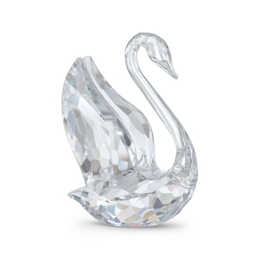 The Swarovski Large Signum Swan Home Décor is a stunning sculpture crafted in clear crystal. It reflects light beautifully with its detailed facets and features a gracefully curved neck, showcasing intricate craftsmanship. This elegant piece is emblematic of Swarovski's renowned artistry.