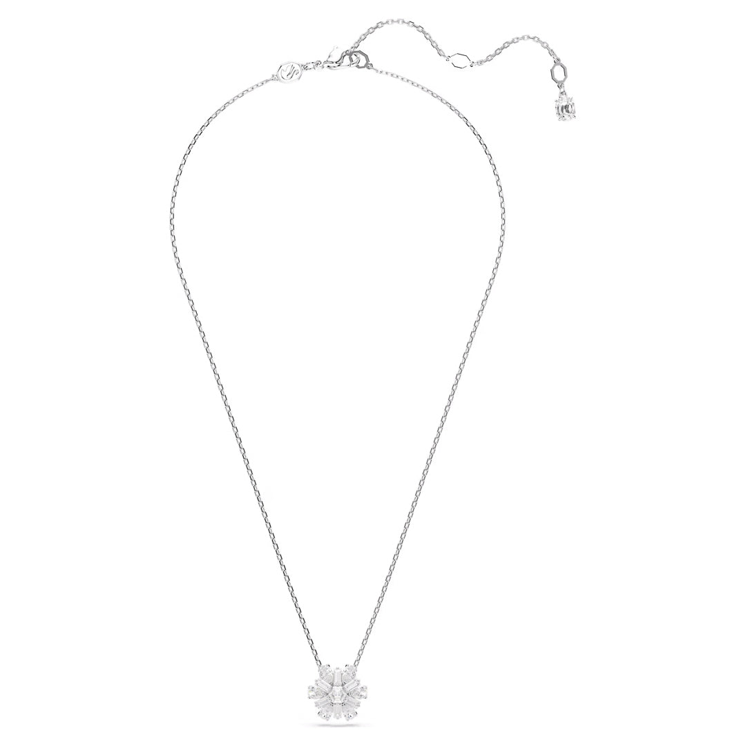 Presenting the Swarovski Idyllia Necklace Pendant by Swarovski: a delicate silver necklace featuring a star-shaped pendant with an impressive large Swarovski Zirconia at its core. The Rhodium-plated chain boasts an adjustable clasp and is finished with a small decorative charm at the end, enhancing the elegance of this exquisite piece.
