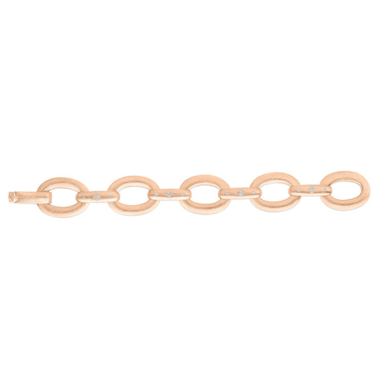 The Roberto Coin Duchessa 18K Rose Gold and Diamond Accent Large Oval Link Bracelet boasts large oval links adorned with diamond accents. Its luxurious design radiates elegance, creating an exquisite accessory suitable for any occasion.