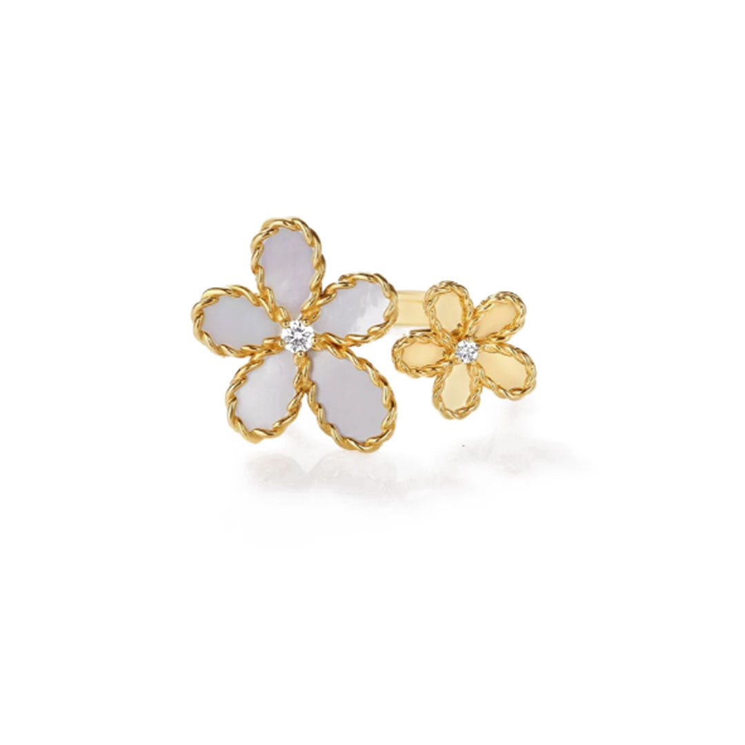 The Roberto Coin Jasmine 18K Yellow Gold Diamond and Mother of Pearl Double Flower Ring features two adjacent floral designs with white mother of pearl inlays, twisted gold outlines, and sparkling diamond centers.