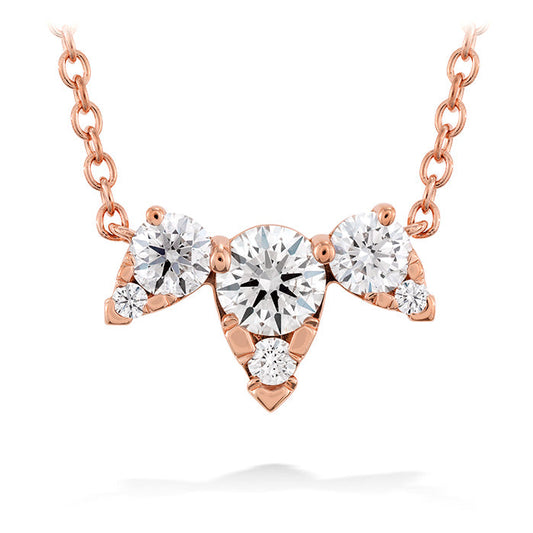 The Hearts On Fire Aerial Necklace is a breathtaking piece, crafted in rose gold and showcasing five dazzling diamonds in varying sizes, symmetrically arranged in a central cluster. Its delicate chain enhances the elegance of this design, inspired by the exceptional artistry of Hearts on Fire.