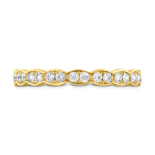 Crafted by Hearts on Fire, the Lorelei 18K Yellow Gold Floral Milgrain Round Brilliant Anniversary Ring showcases a seamless row of round diamonds. This band features an elegant wavy design, enhancing each diamond's sparkle with exquisite brilliance.