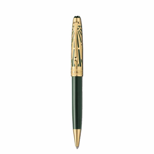 The Montblanc Meisterstück The Origin Collection Doue Classique ballpoint pen, in a sumptuous dark green and gold, draws inspiration from Art Déco design with its detailed cap pattern and gleaming gold tip. Positioned against a pristine white background, this exquisite writing instrument emanates elegance and sophistication characteristic of the renowned Montblanc brand.