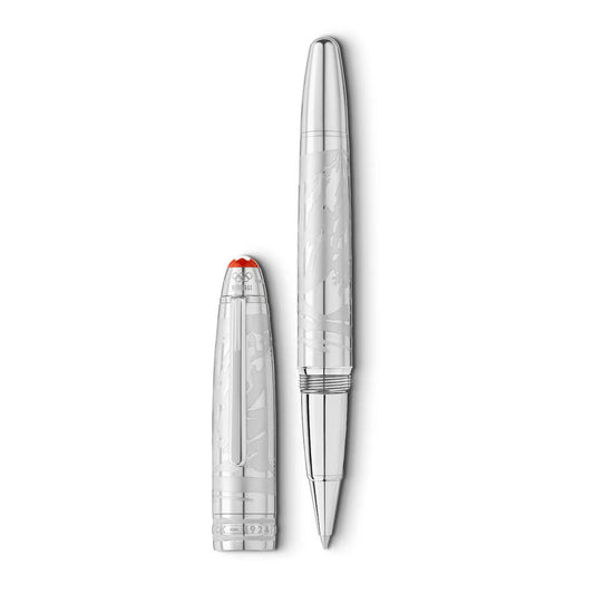 This stylish silver rollerball pen, the Montblanc Meisterstück x Olympic Heritage Chamonix 1924 Solitaire LeGrand, boasts an elegant engraved design. Its platinum-coated cap, with a distinctive red tip, rests gracefully to the side.