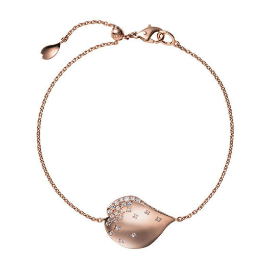 The Mikimoto Les Pétales de Ginza 18K Rose Gold Diamond Bracelet is a beautiful piece from Mikimoto, featuring a heart-shaped pendant adorned with small diamonds. Its elegant fine chain and secure lobster clasp make it suitable for any occasion.