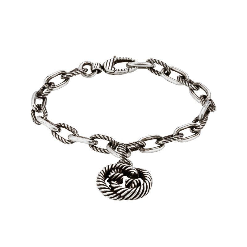 A beautifully detailed sterling silver bracelet from GUCCI Fine Jewellery, this piece showcases twisted chain links and a circular, rope-textured interlocking Double G pendant.