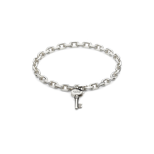 This Gucci Fine Jewellery piece, the "Gucci Trademark Sterling Silver Chain Bracelet With Key," features an engraved key-shaped pendant and a large clasp. Its oval links provide a bold and elegant appearance.