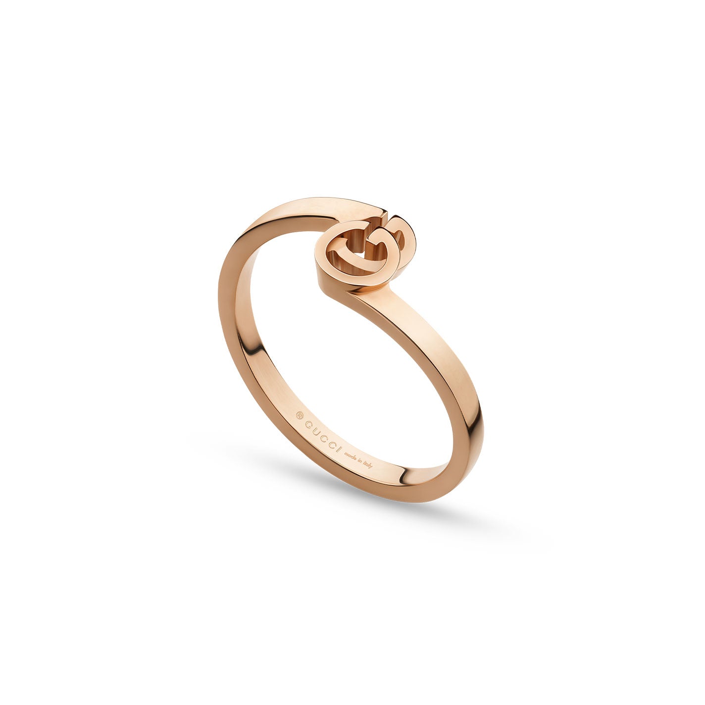 This Gucci Running G 18K Rose Gold Ring from GUCCI Fine Jewellery features an interlocking "G" design on top. The band is sleek and polished, providing a modern and elegant appearance, while also being crafted from ethical jewelry materials.