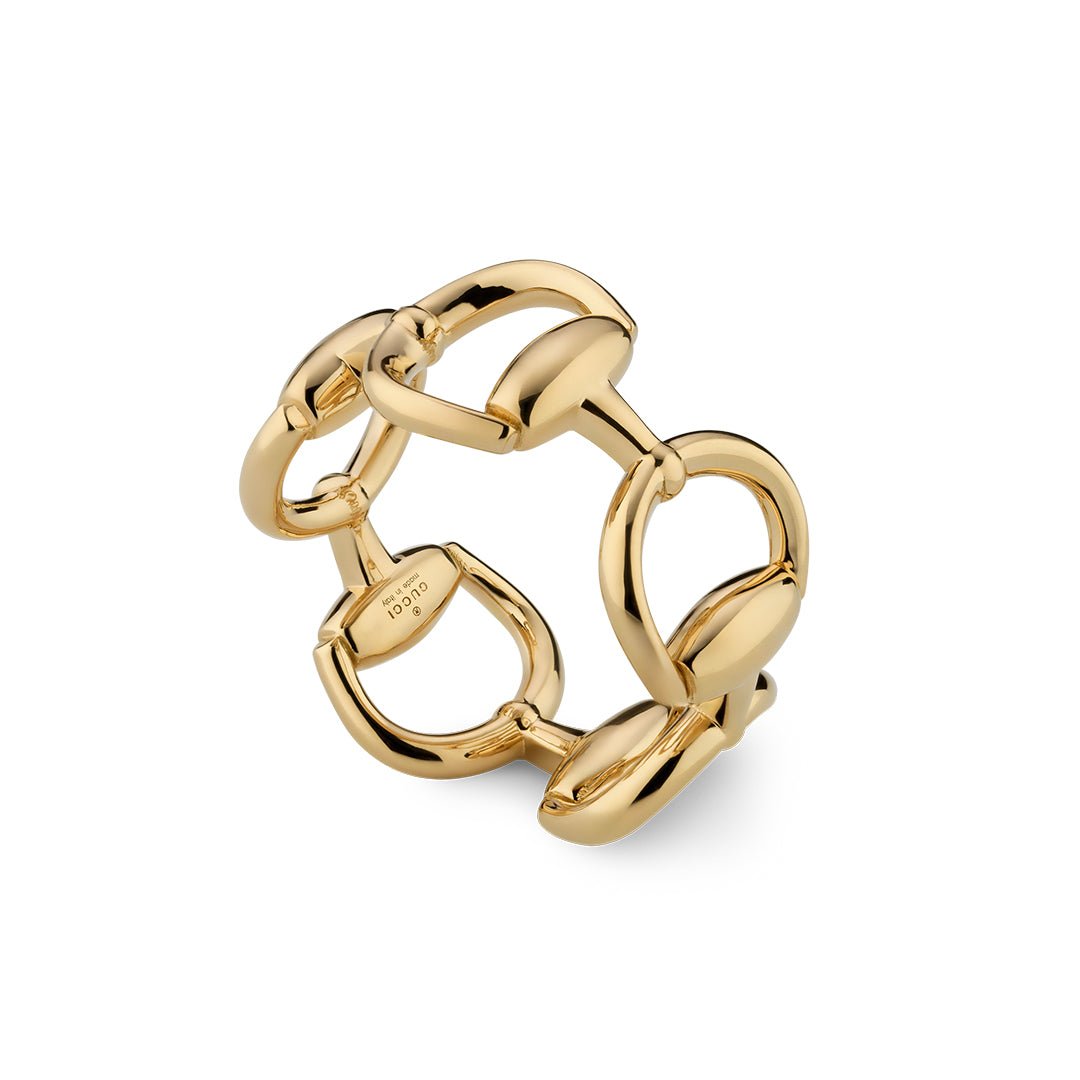 The Gucci Horsebit 18K Yellow Gold Ring showcases a bold, open-link chain design with polished oval links. "Gucci" is engraved inside the band, marking it as an authentic piece from GUCCI Fine Jewellery.