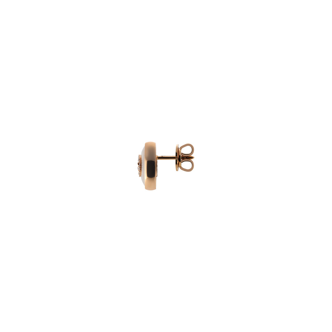 Side view of the Gucci Interlocking 18K Rose Gold Diamond Stud Earrings with a round, flat face and intricate detailing on the front. Inspired by Responsible Jewelry Council standards, these GUCCI Fine Jewellery earrings feature a butterfly clasp for secure fastening.