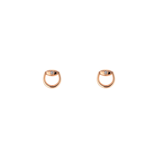 These Gucci Horsebit 18K Rose Gold Diamond Stud Earrings by GUCCI Fine Jewellery feature an elegant and minimalist design. Crafted in small oval loop shapes, they are adorned with a dazzling diamond at the top center, beautifully highlighted against a white background.
