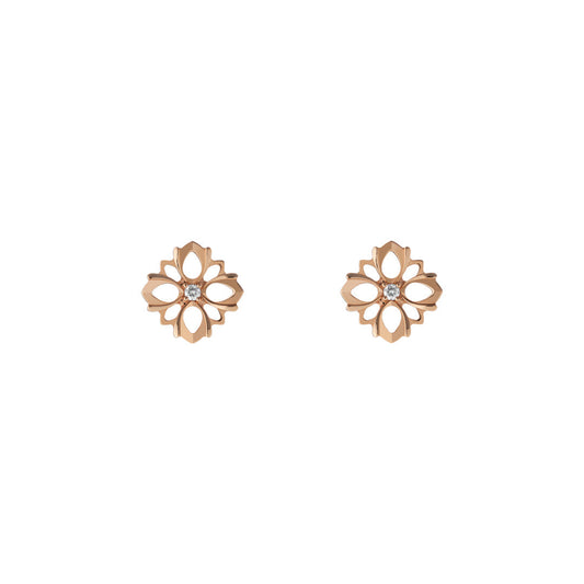 Introducing the Gucci Flora line by GUCCI Fine Jewellery: 18K rose gold stud earrings with a floral shape, intricate cutout designs, and a small central gemstone. These elegant diamond earrings exude timeless beauty and sophistication against a plain white background.